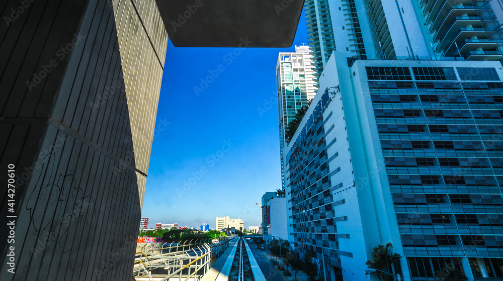 迈阿密地铁移动器通过挡风玻璃的自动列车POV