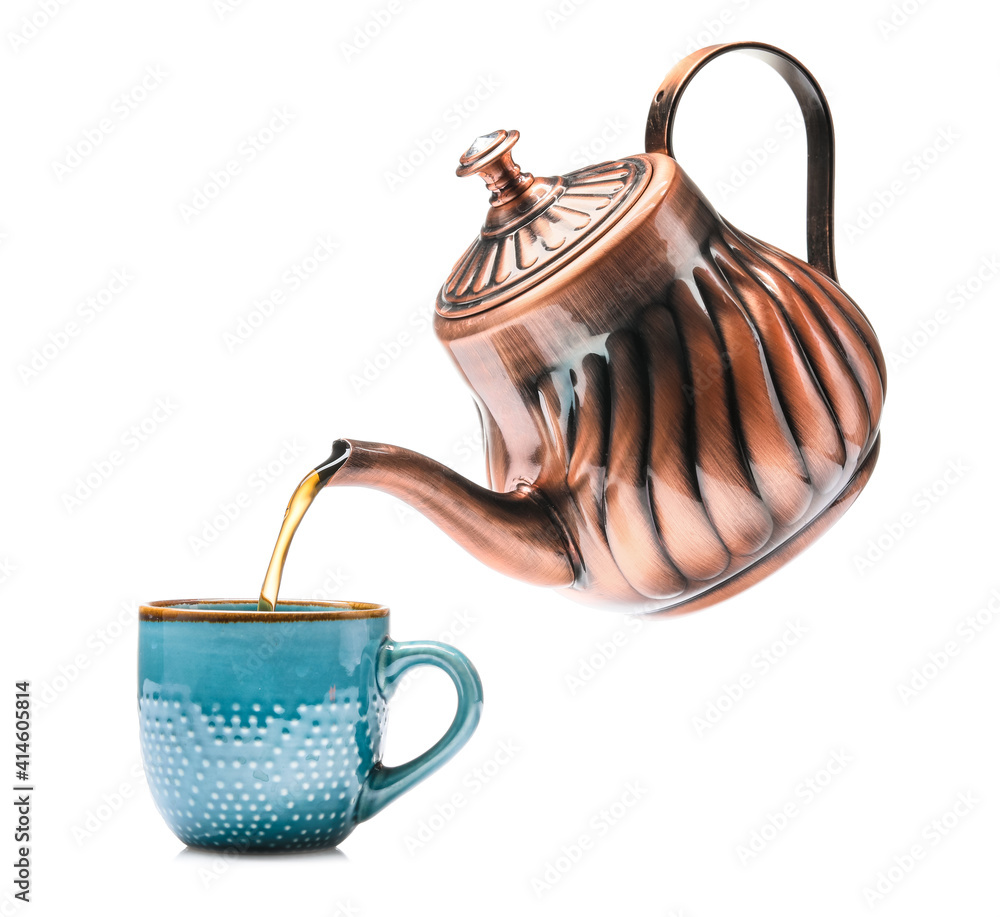 将热茶从茶壶倒入白底茶杯