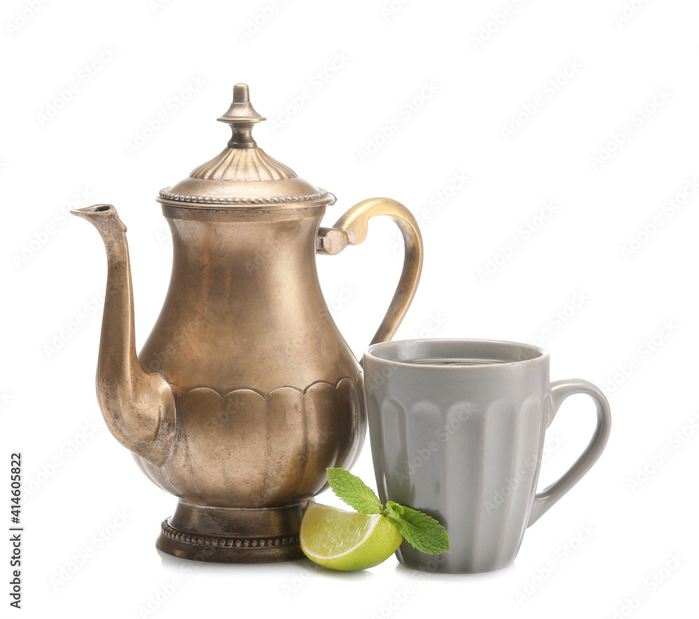 时尚的白底茶壶和一杯茶