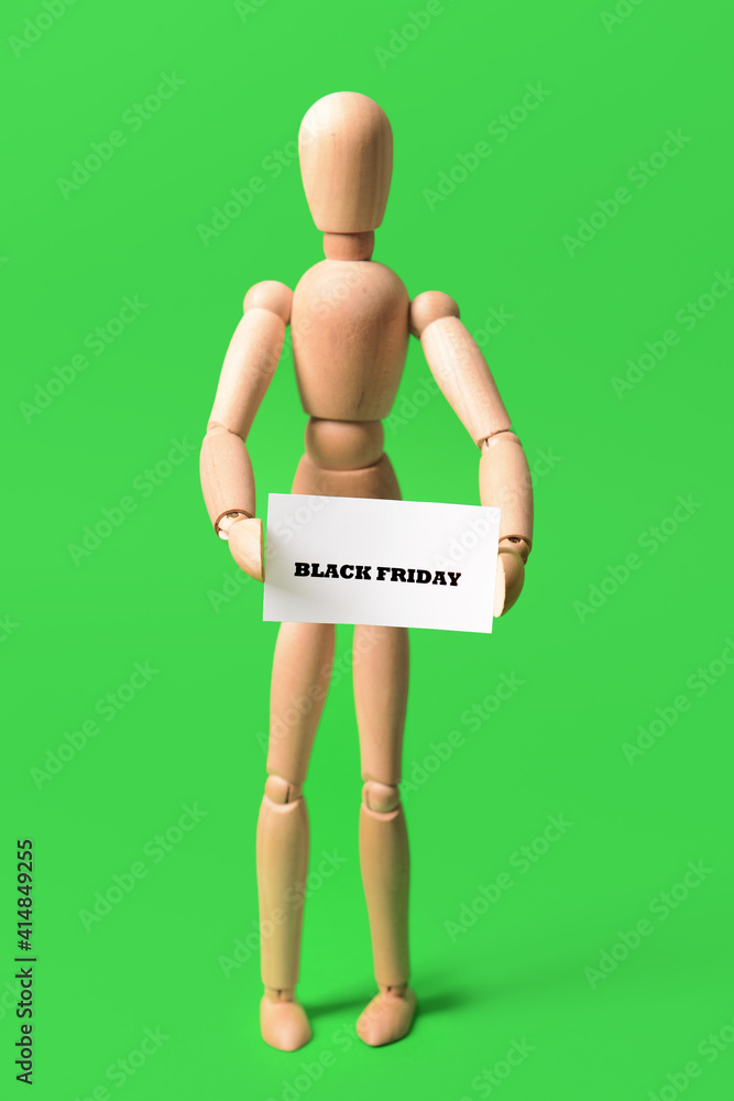 木制人体模型和卡片，背景为黑色星期五