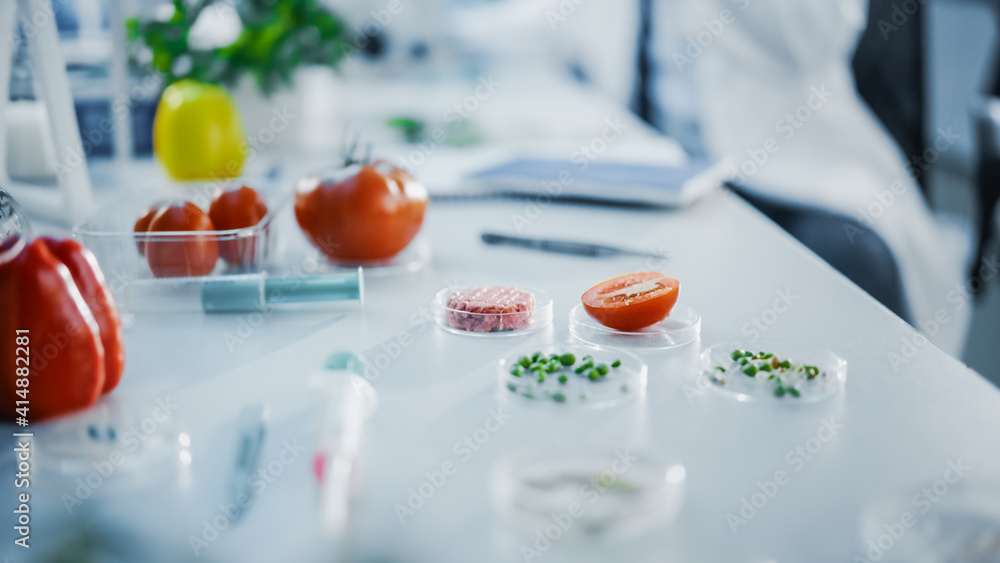 一系列实验室种植的栽培蔬菜的特写镜头：豌豆、西红柿、甜椒、植物。