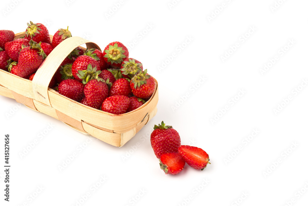 白色背景木篮子中的新鲜红色草莓。农业和生态水果农场