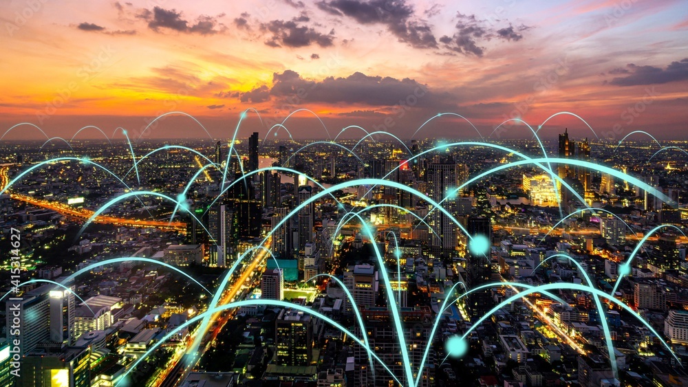 具有全球化抽象图形的智能数字城市，显示连接网络。未来概念