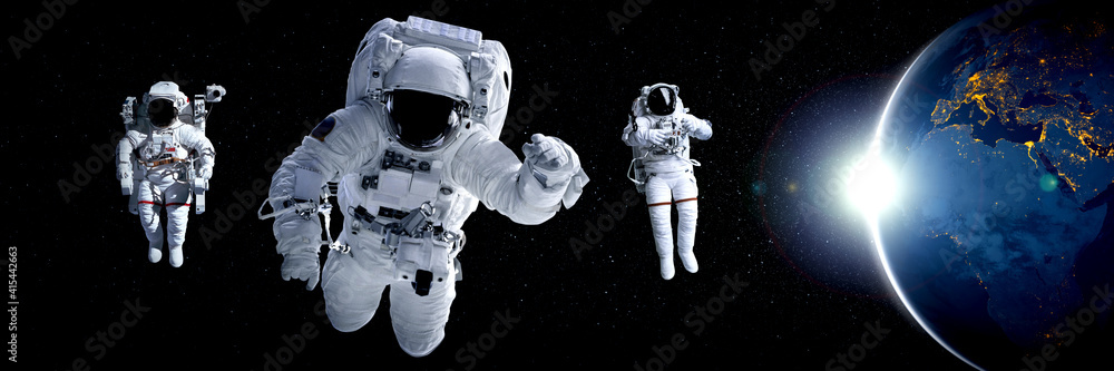 宇航员在外太空为空间站工作时进行太空行走。宇航员穿戴完整