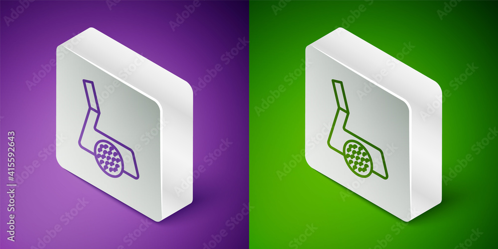 等距线高尔夫球杆，球图标隔离在紫色和绿色背景上。银色方形臀部