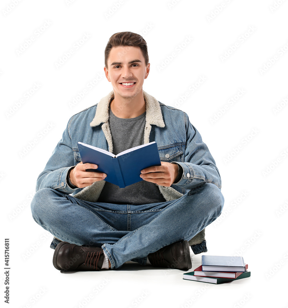 年轻人在白色背景下看书