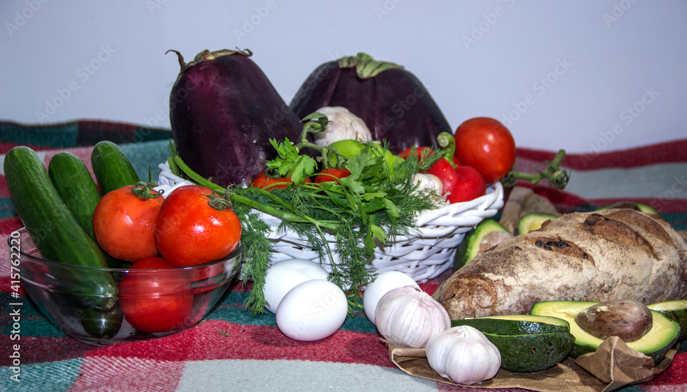 新鲜蔬菜、鸡蛋、面包、茄子、黄瓜、鳄梨、大蒜和欧芹配dill。