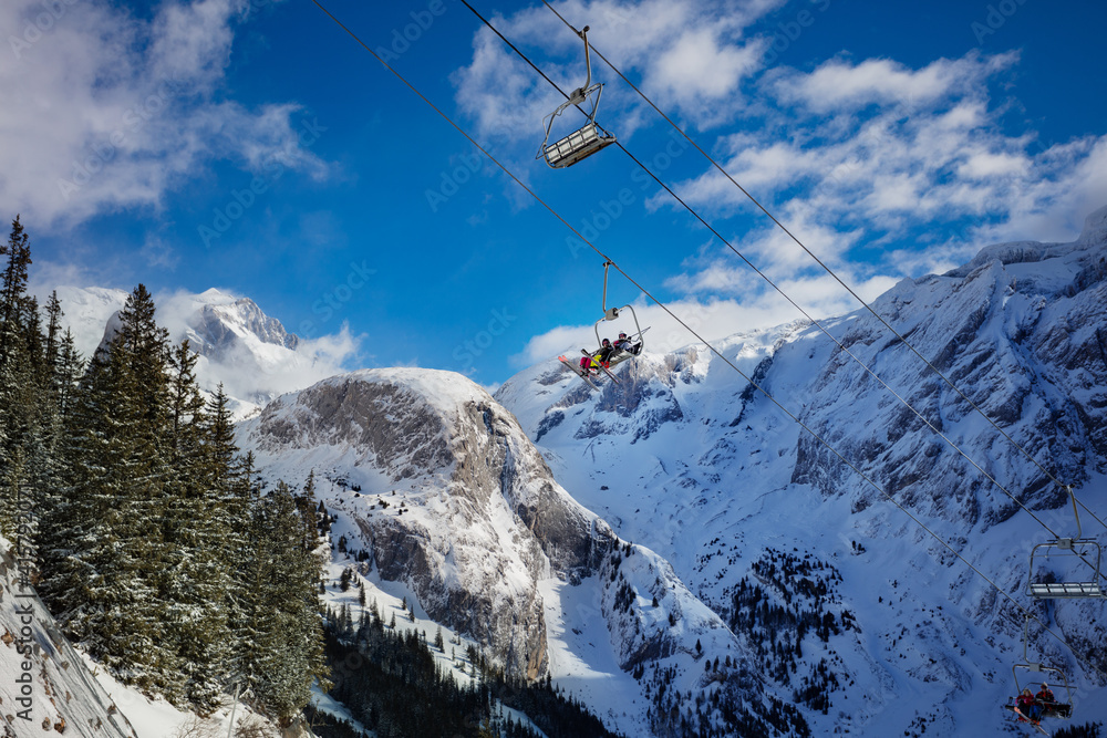 法国普拉洛南山谷的山峰和天空上的滑雪缆车视图
