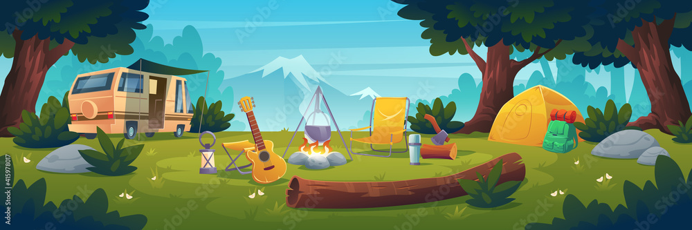 白天夏令营。Rv大篷车站在篝火旁，锅、帐篷、原木、大锅和吉他放在mo上