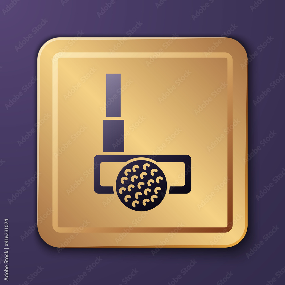 紫色高尔夫球杆，球图标隔离在紫色背景上。金色方形按钮。矢量。