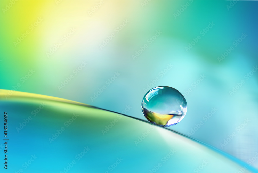 美丽、干净、透明、明亮的水滴在光滑的表面上，蓝色和黄色，宏观。