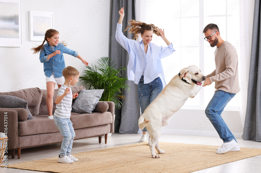 家里有孩子和狗跳舞的快乐家庭