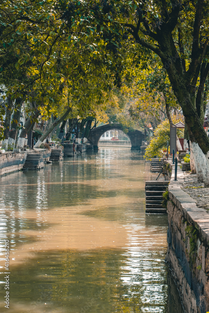 中国苏州古镇同里的河流和中国传统建筑。