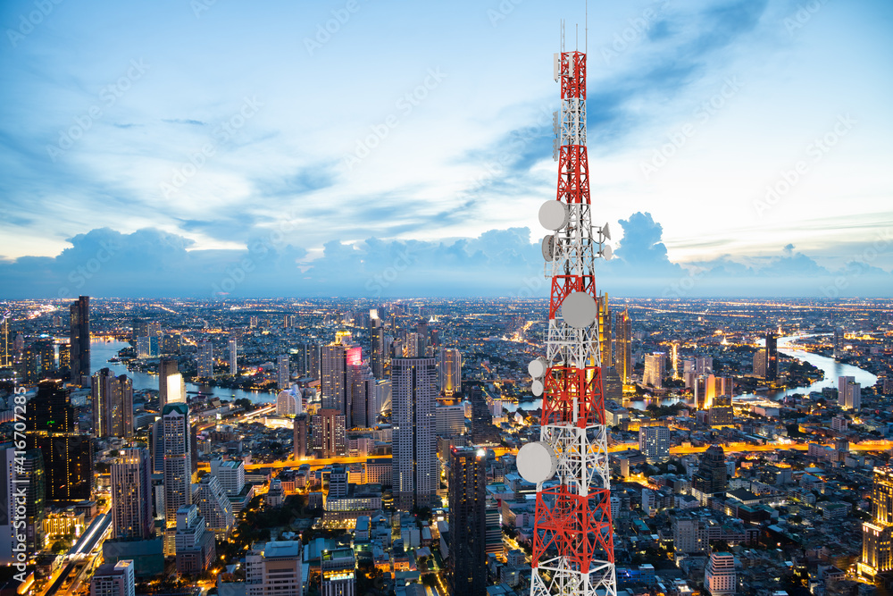 夜城背景下带5G蜂窝网络天线的电信塔