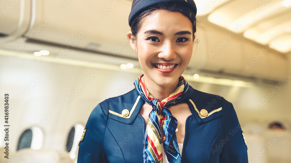 在飞机上工作的机组人员或空姐。航空运输和旅游概念。
