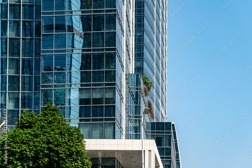 城市办公楼外墙玻璃低角度拍摄