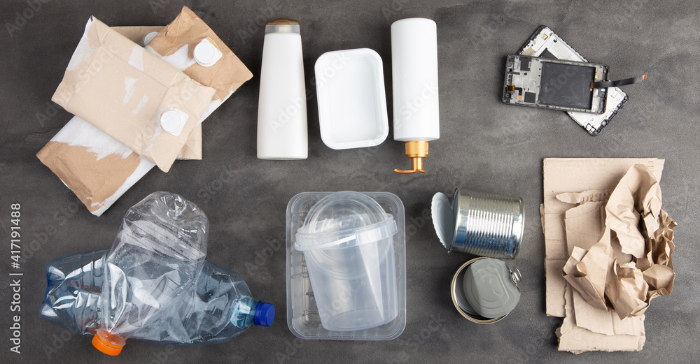 回收和生态概念。分类生活垃圾-塑料、纸张、金属和电子产品，capt
