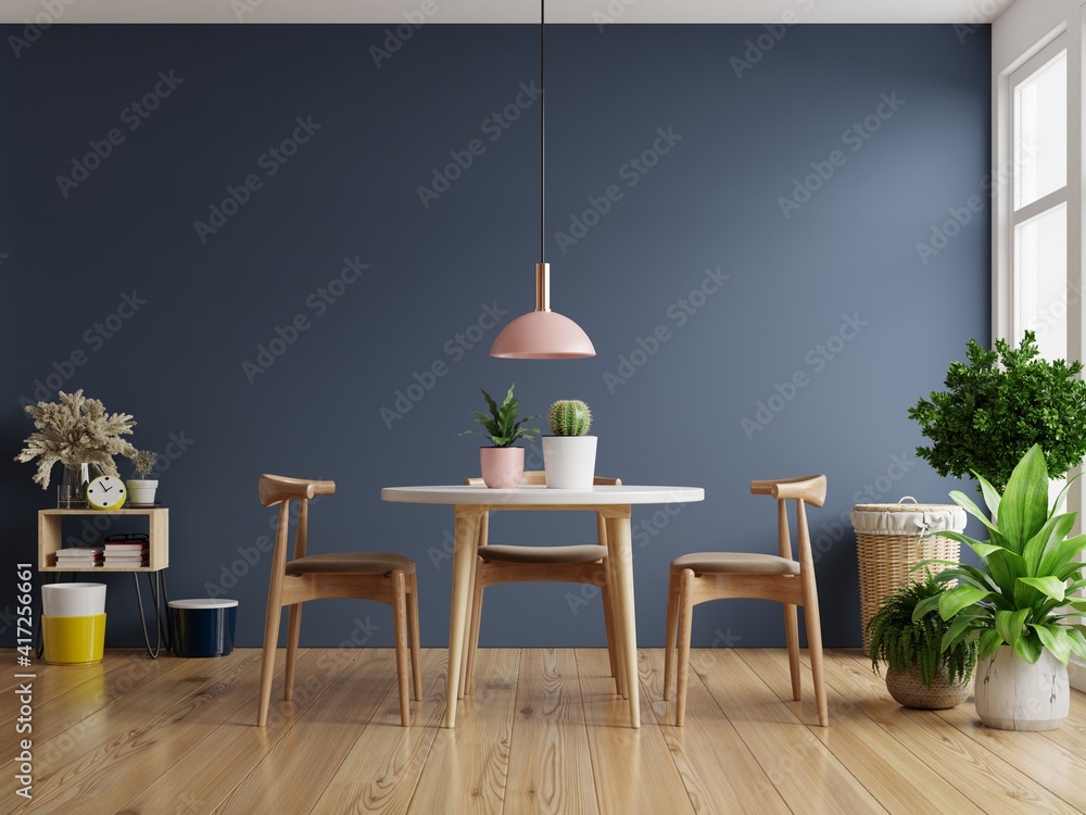 现代餐厅室内设计，深蓝色墙壁。