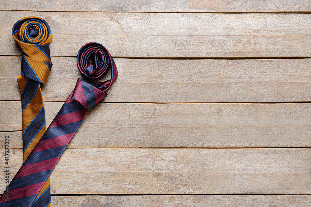 木质背景上的时尚领带