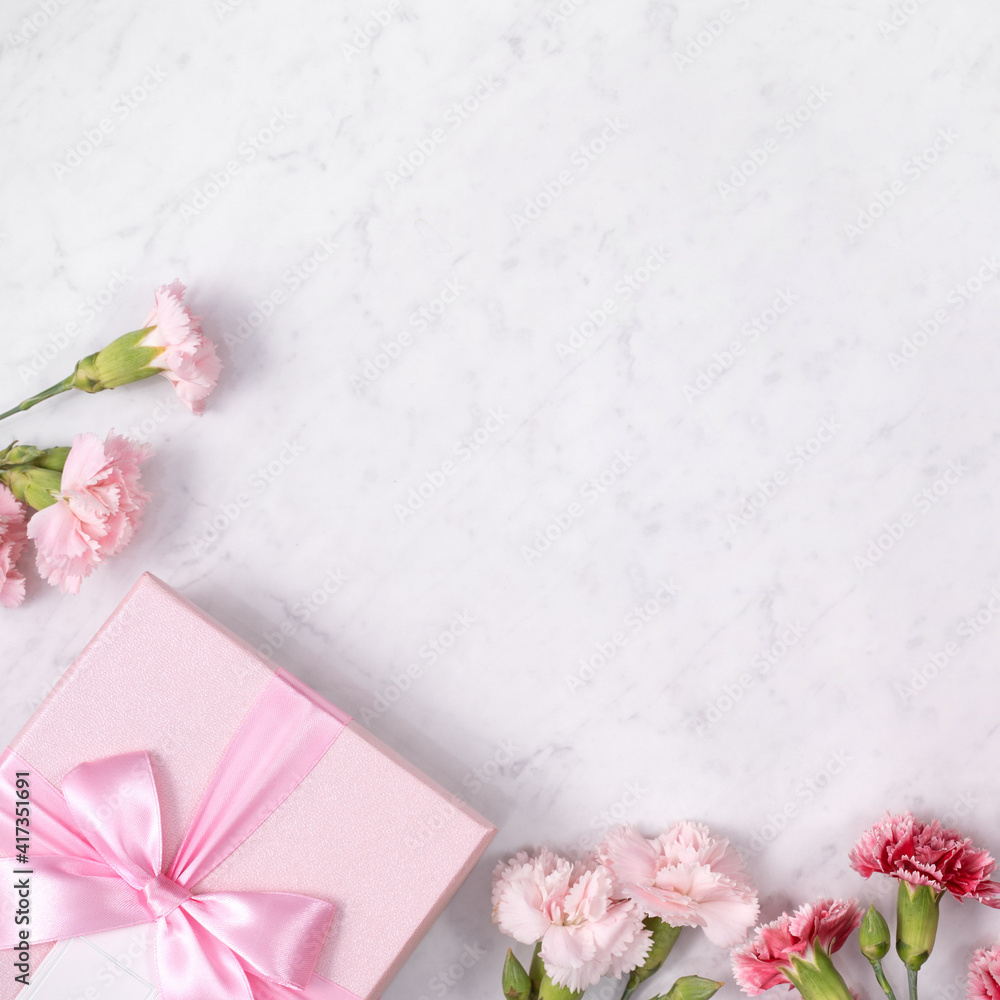 母亲节概念节日贺卡，白色大理石背景康乃馨花束