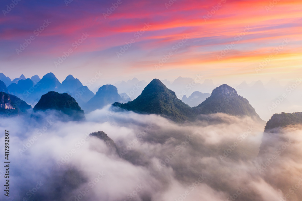 中国广西桂林，漓江上的喀斯特山脉。鸟瞰图。
