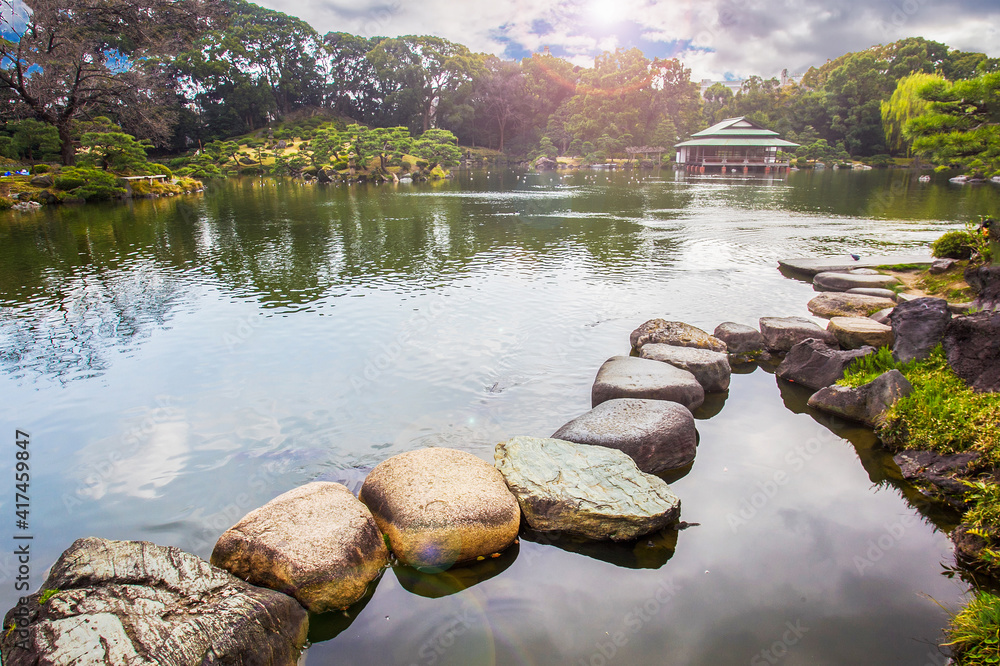 清水潭公园湖水中石径的惊人景色。樱花时代-马的结束