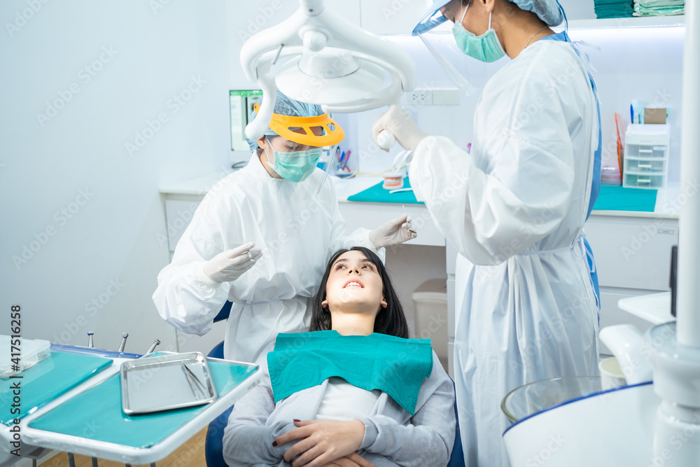 亚洲牙医和助理在牙科诊所进行口腔治疗