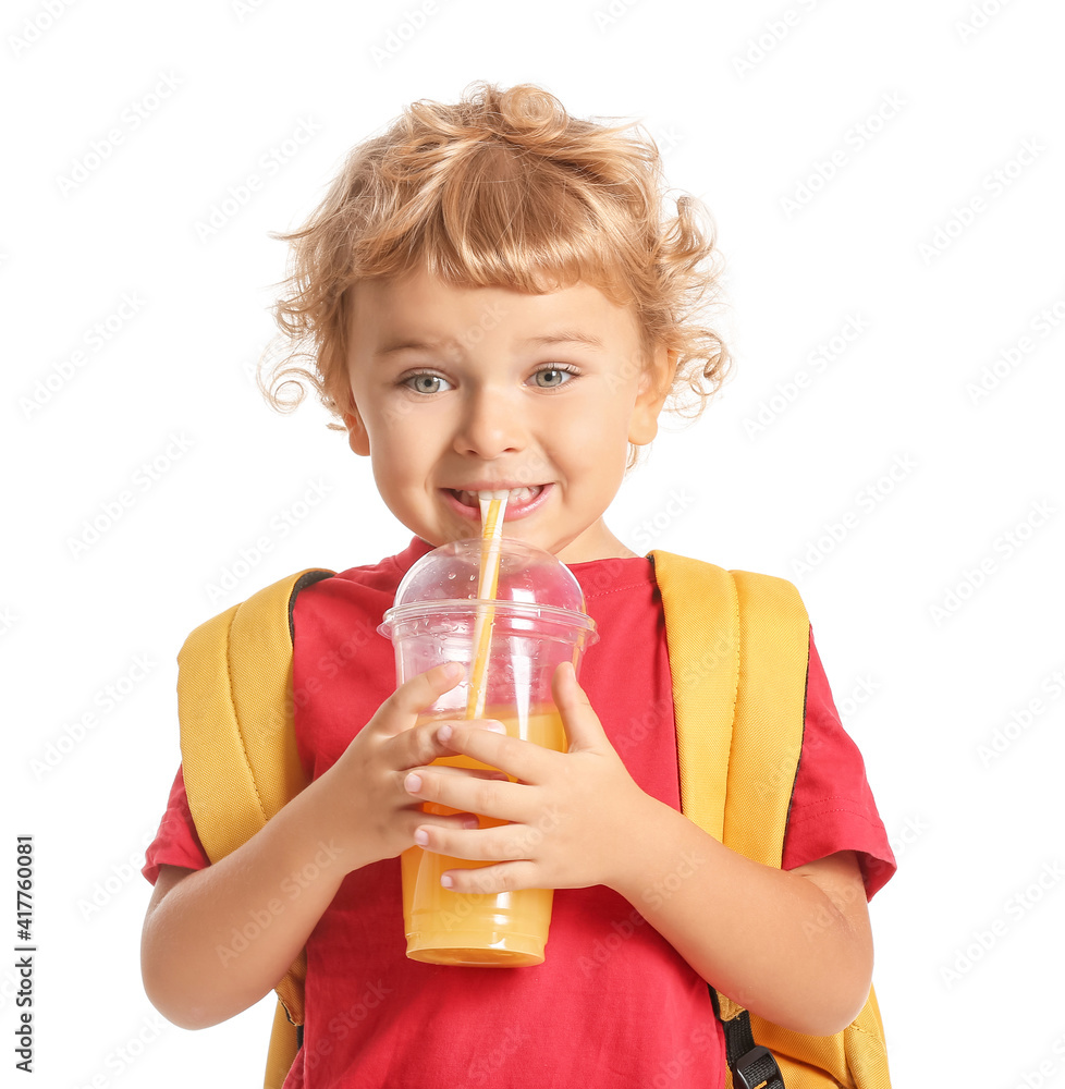 可爱的小男生在白底上喝橙汁