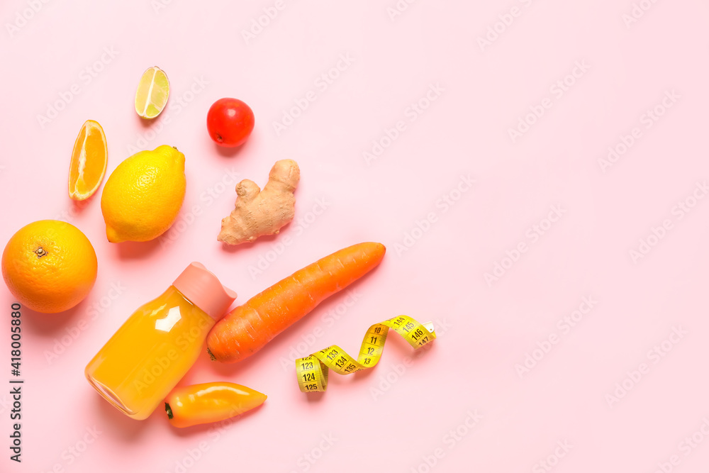 彩色背景下的健康产品、卷尺和果汁瓶