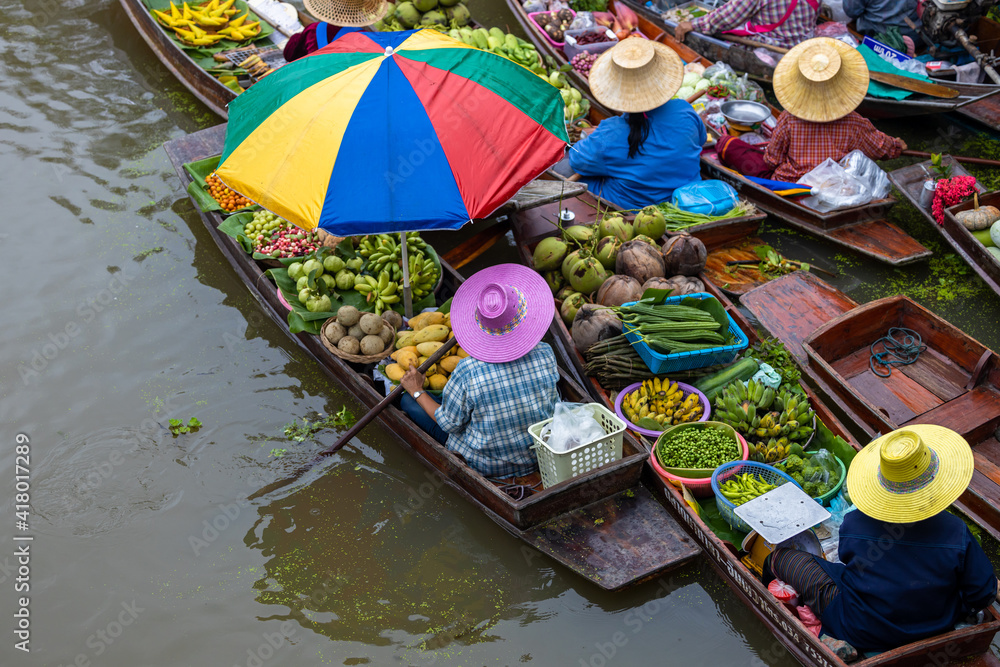鸟瞰泰国著名的浮动市场，Damnoen Saduak浮动市场，农民去卖或