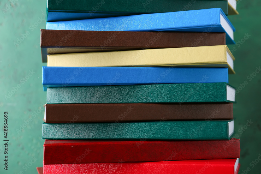 彩色背景上的书堆