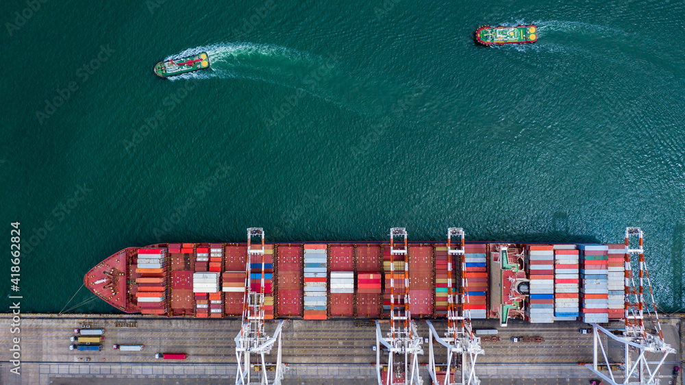 进出口商业贸易、物流和运输中的工业港口集装箱货船