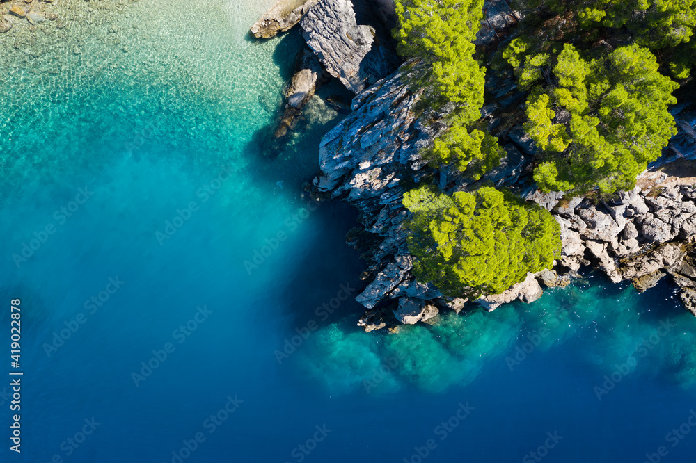 地中海。日落时的水和岩石鸟瞰图。度假和冒险。海滩和b
