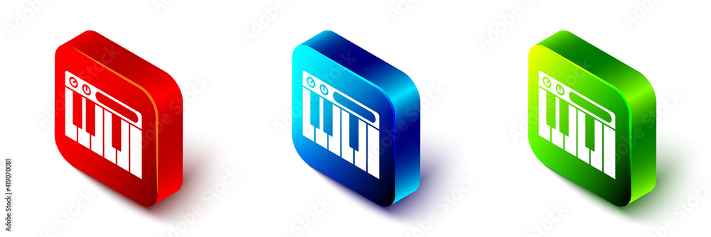 白色背景上隔离的等距音乐合成器图标。电子钢琴。红、蓝、绿