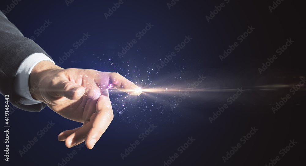 技术和创新理念，商人用手触摸带发光点的数字屏幕