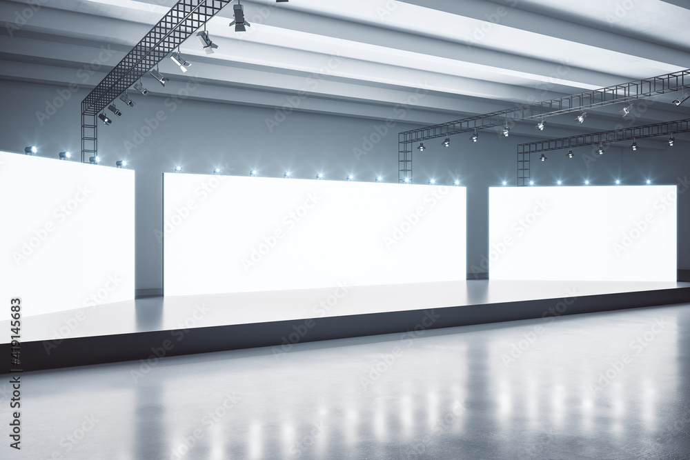 现代宽敞的展厅，有空白的白板、深色的黑色舞台和深色的地板。实物模型