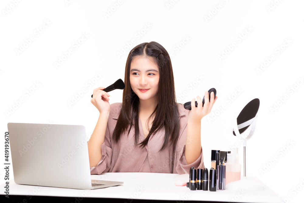 青少年女孩通过使用笔记本电脑在视频互联网上学习美容产品在线化妆