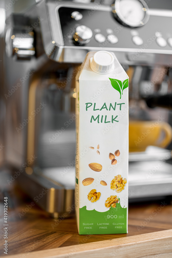咖啡机附近的植物奶包装。有机坚果乳制品，替代饮料。