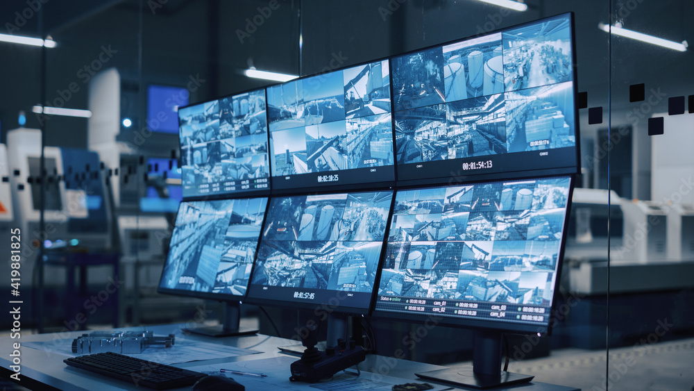 工业4.0现代工厂：带多点电脑屏幕的安全控制室，显示监控