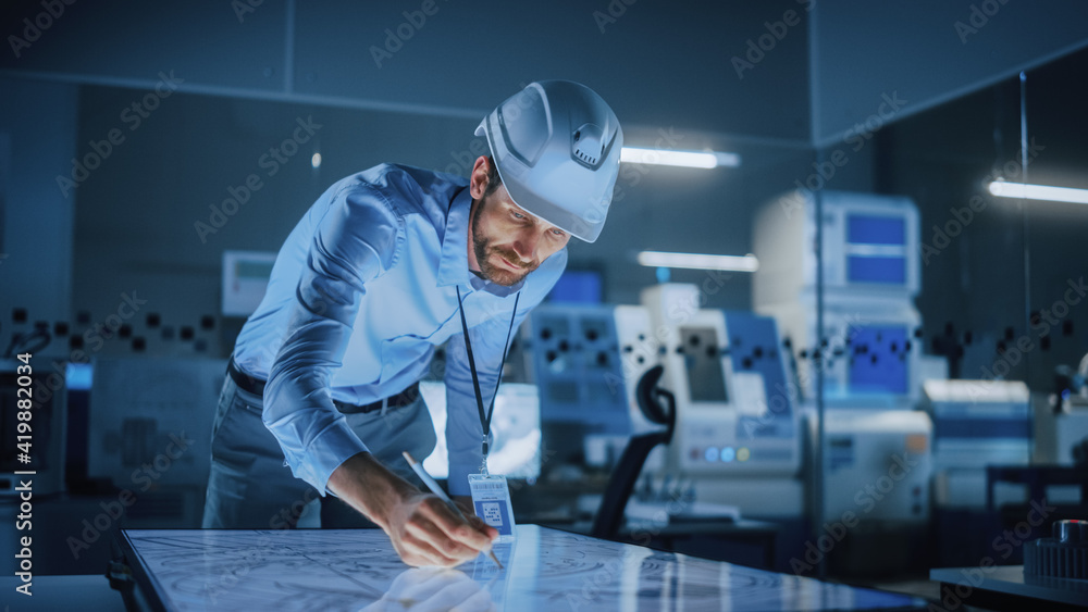 工业4.0现代工厂办公室会议室：戴着安全帽的英俊男工程师，戴着钢笔