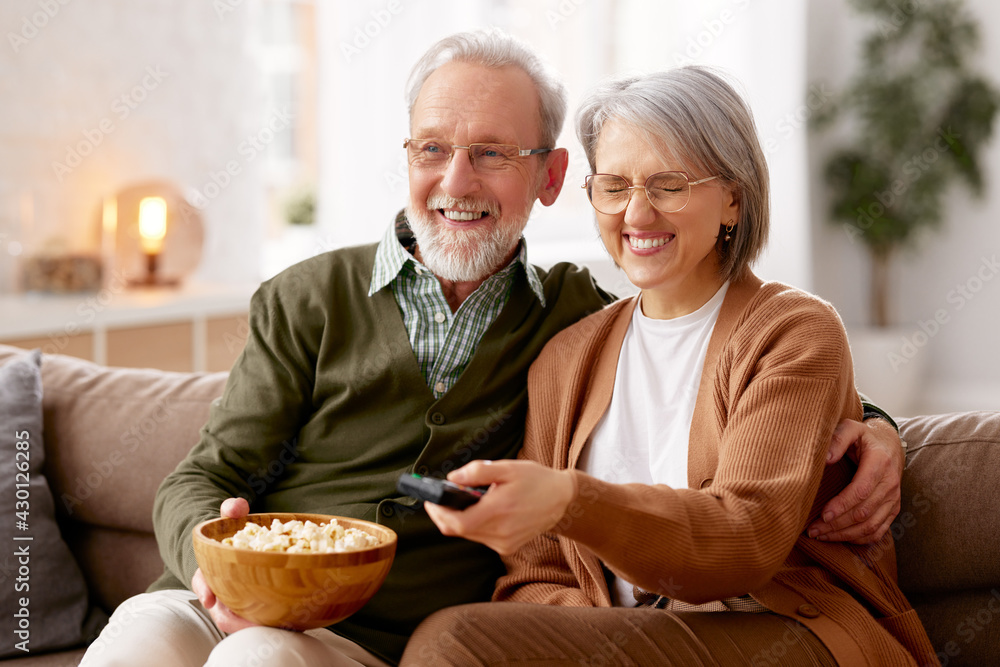 幸福的老年夫妇夫妻在家吃爆米花看电视