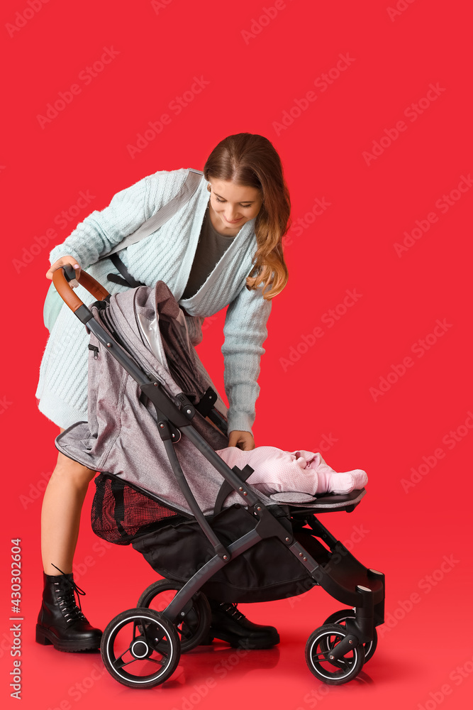 彩色背景的婴儿车里的女人和她可爱的婴儿