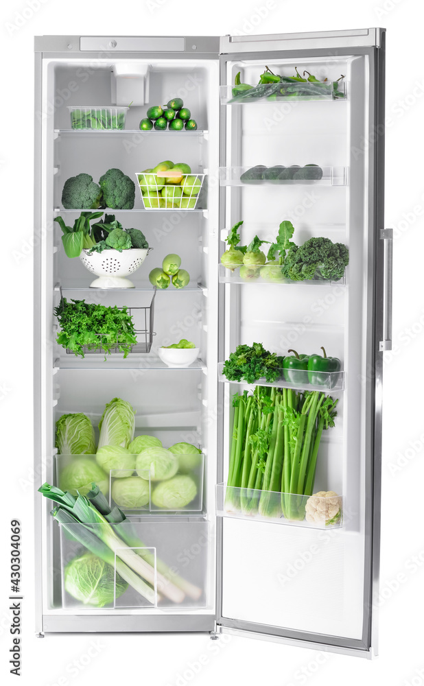 白底开放式冰箱里的新鲜蔬菜