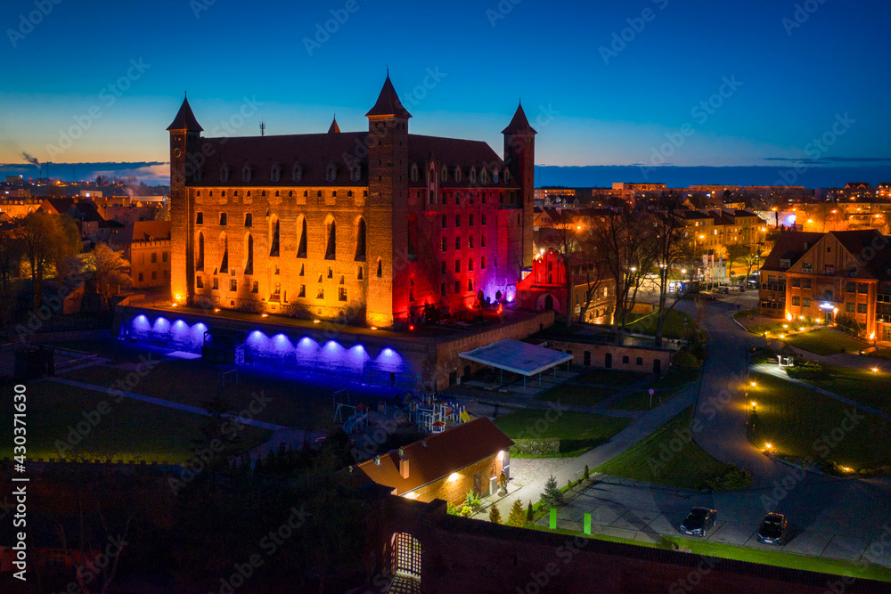 波兰Gniew镇的条顿城堡在夜晚点亮