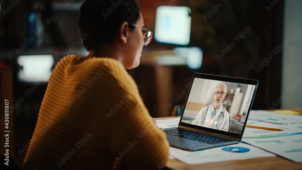 美丽的拉丁裔多族裔经理在笔记本电脑上以创意的方式给他的医生打视频电话