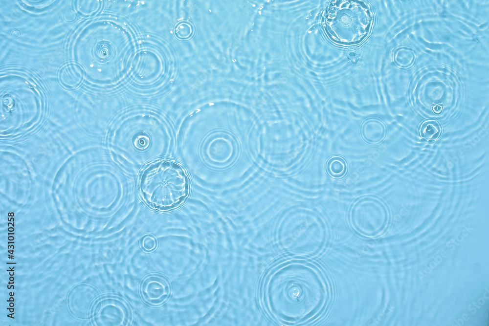 去焦透明蓝色清澈平静的水面纹理，有波纹、飞溅和斑点