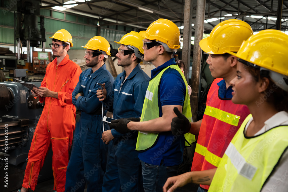 熟练的工人在工厂参加简短会议。工业人员和制造业劳动力c