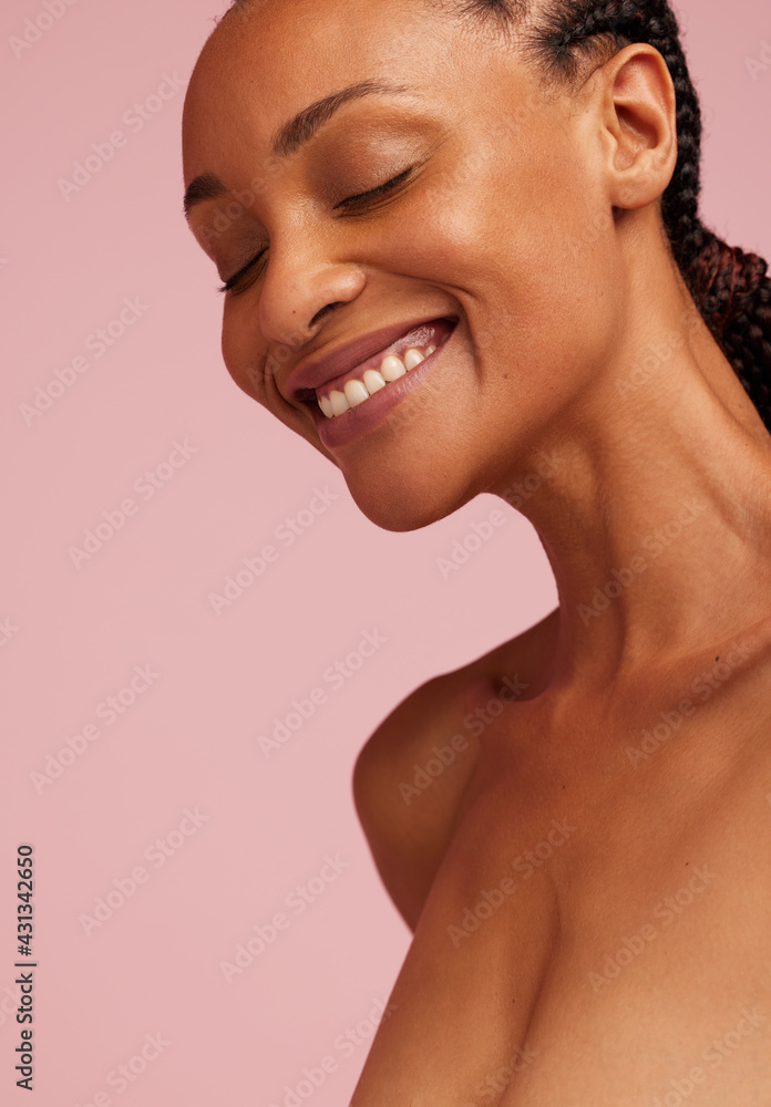 微笑的非洲女性，拥有健康的皮肤