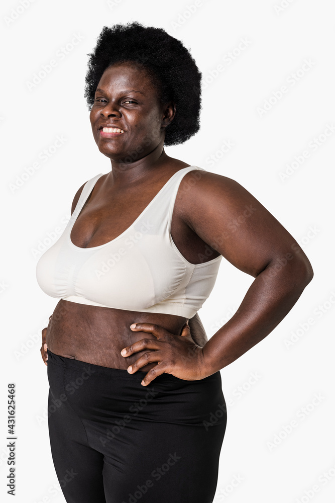 穿着运动内衣和黑色瑜伽裤的非裔美国女性自信满满