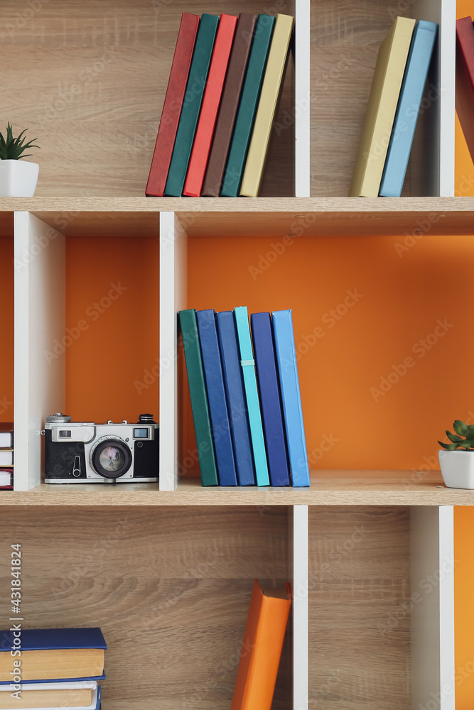 书架单元，彩色背景上有书籍和装饰